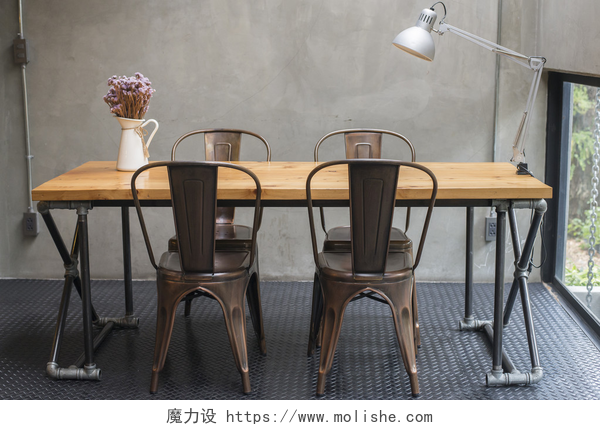 现代简约风装修的客厅现代书桌与水泥墙